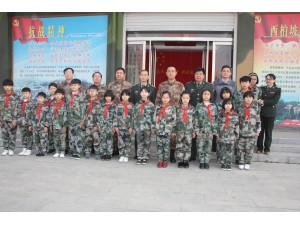 2018年邯郸军分区司令员渠延军到我校调研国防教育工作并与展厅讲解员合影