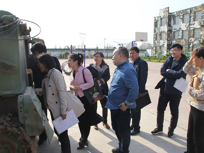 邯郸市教育局领导参观体验我校装备